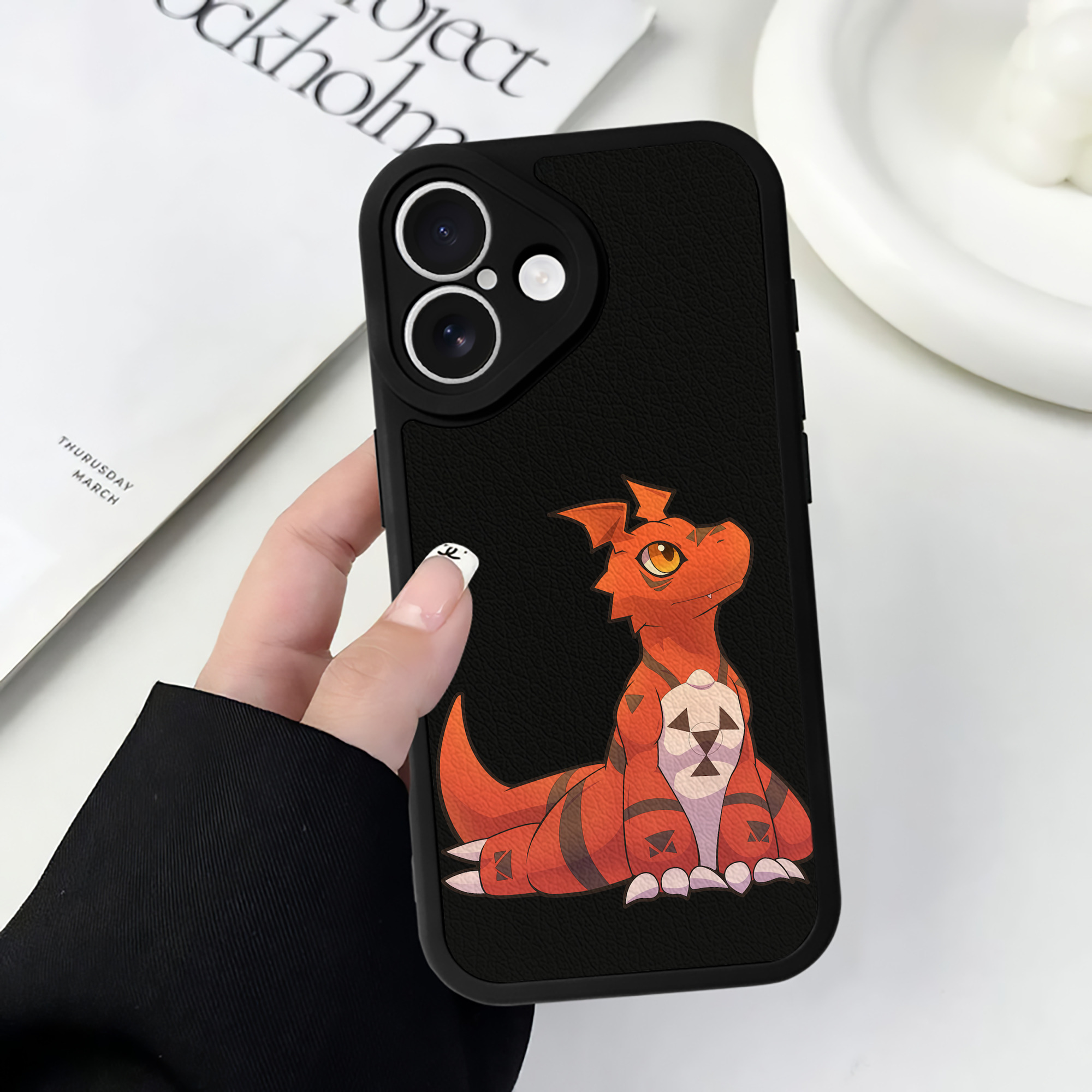 （画像用） Digimon デジタルモンスター/デジモン 【iPhone 16シリーズ対応】シリコンスマホケース（レザー調） 材質：シリコン